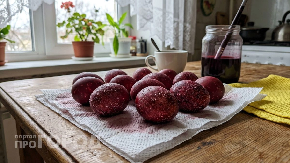 Крашу яйца к Пасхе в роскошный оттенок бургунди с мерцанием всего за пару минут без долгой возни у плиты