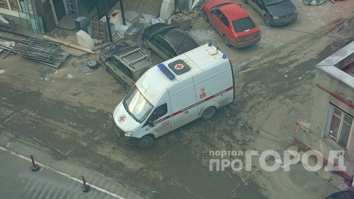 Врач скорой — без бахил и лишних слов: почему медики не разуваются в квартирах и не успокаивают родственников