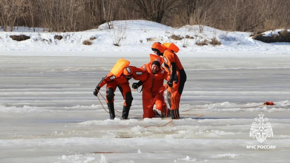 Рыбалка обернулась кошмаром: мужчины оказались в ледяной ловушке на Рыбинском море