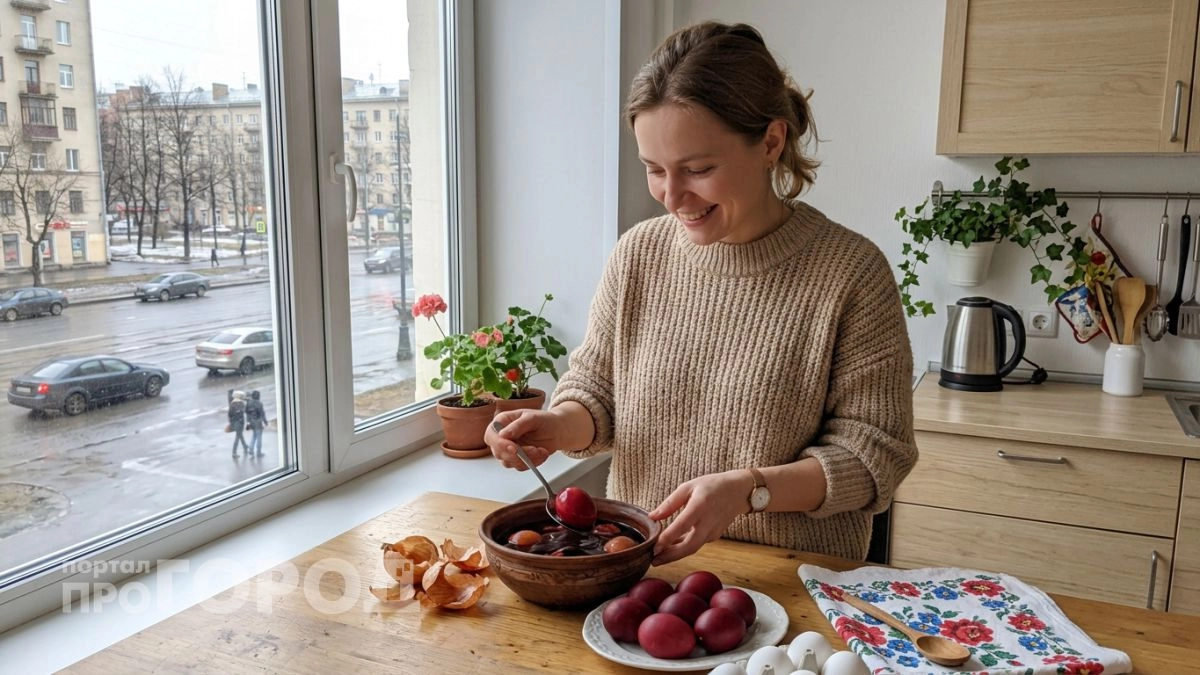 Кидаю в воду одну щепотку перед варкой и яйца выходят ровного глубокого малинового оттенка без единого пятна
