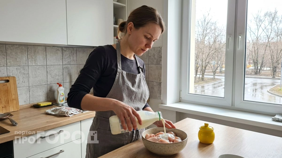 Просто залила курицу кефиром на ночь и утром не узнала это мясо — нежное как масло по немецкому рецепту