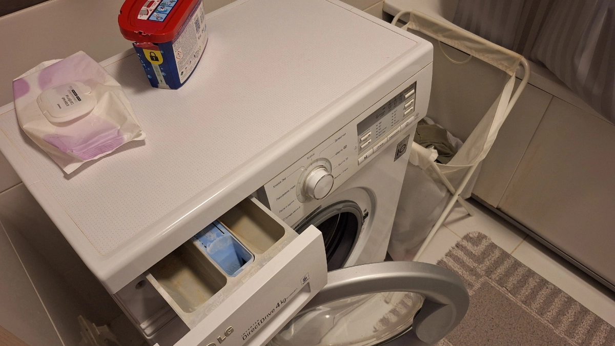 Хитрость опытных хозяек: зачем вытаскивать шнурки при стирке кроссовок — секрет, который знают не все