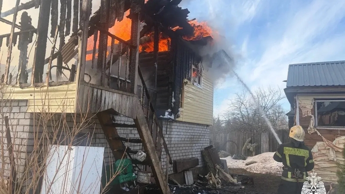 Холодильник не остудил, а разогрел: под Переславлем сгорел дачный дом