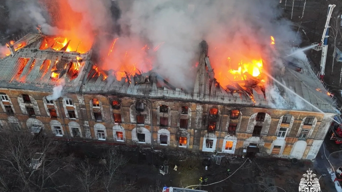 В масштабном пожаре на Перекопе пострадал один человек, его увезли в больницу