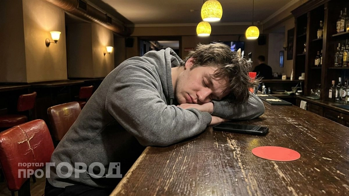 19-летний ярославец забрал телефон у уснувшего в баре пьяного парня  и перевел себе 21 тысячу