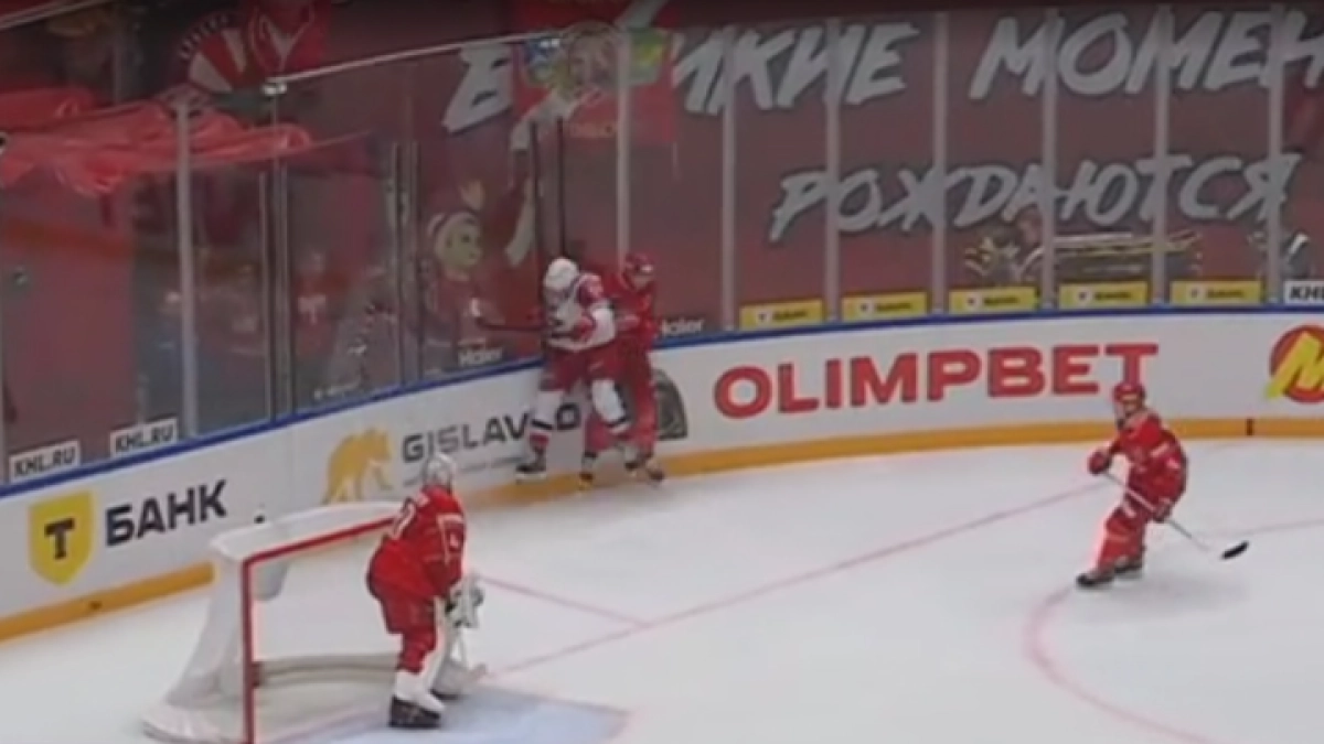 КХЛ наказала хоккеиста «Локомотива» за жесткий силовой прием о борт в игре со «Спартаком»