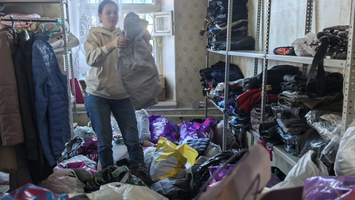  Горы вещей для погорельцев после пожара на Стачек заполнили пункт помощи «Комитета мира и согласия»