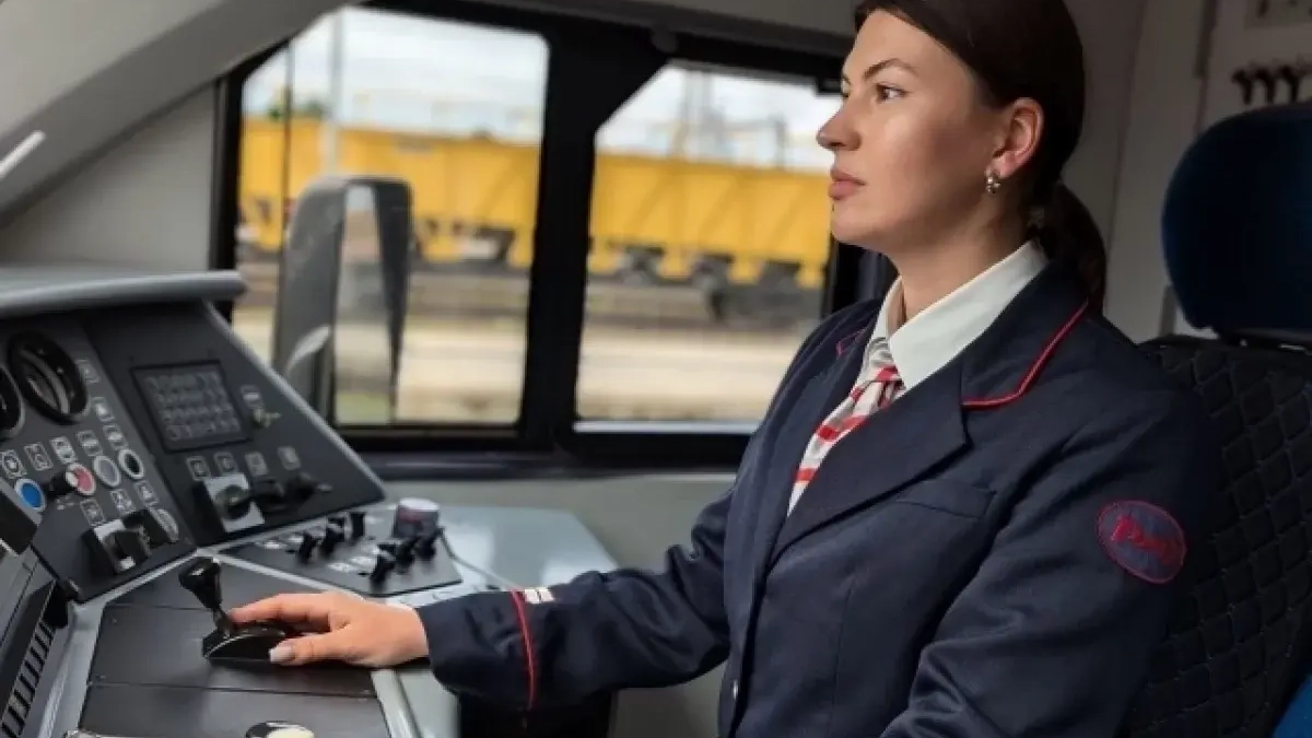 В Ярославле испытывают спецодежду для женщин-машинистов: куртка, брюки и спецсапоги