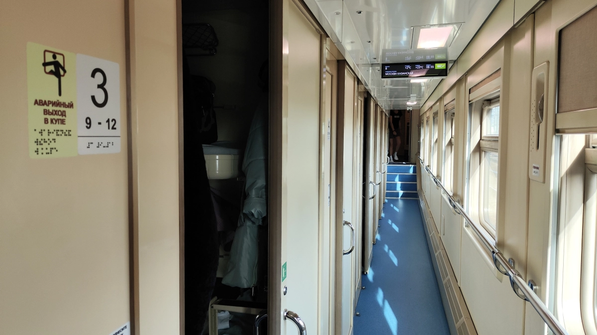 «Сидите там, где купили место»: пассажир верхней полки поставил на место тройку «хозяев» купе