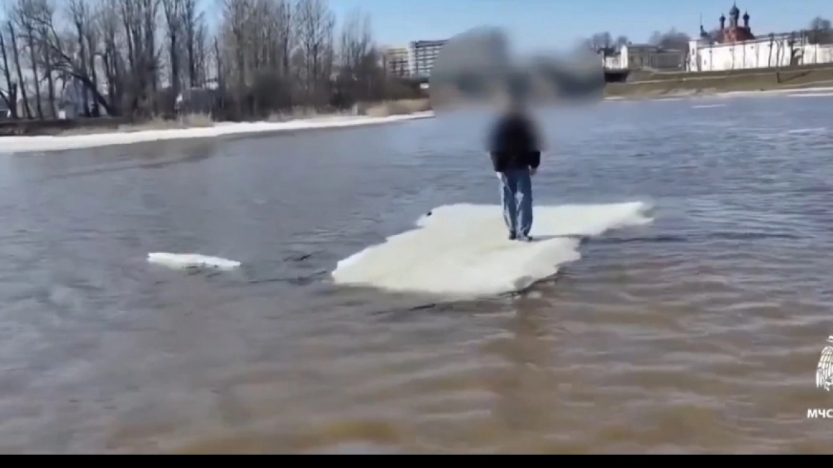  Ярославский подросток залез на льдину ради селфи  