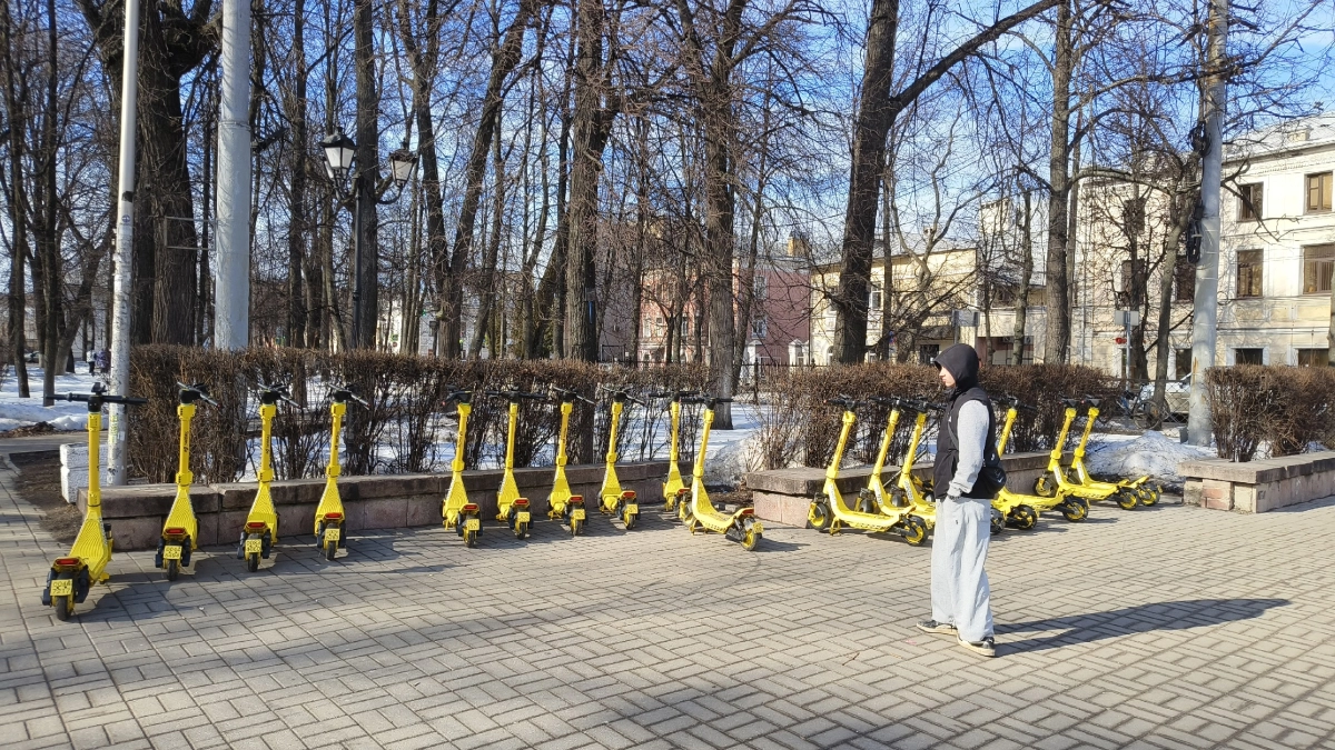 Самокатчик столкнулся со служебным авто и отсудил сотни тысяч: что решил ярославский суд