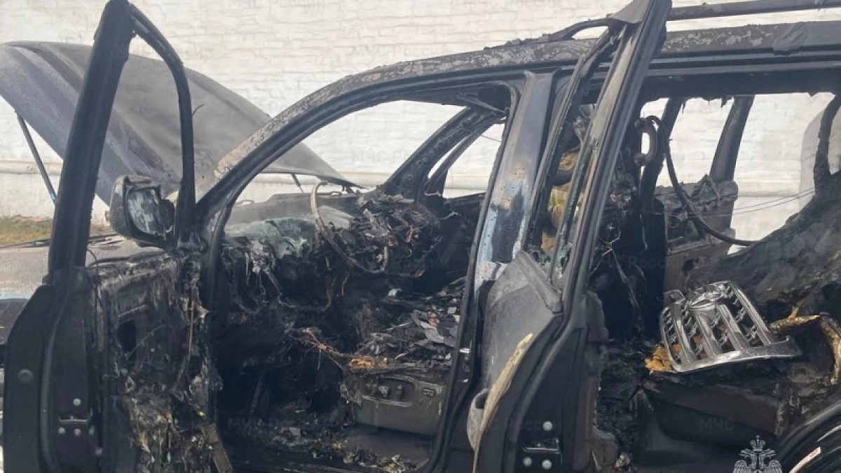 В центре Ярославля вспыхнул автомобиль: салон сгорел дотла