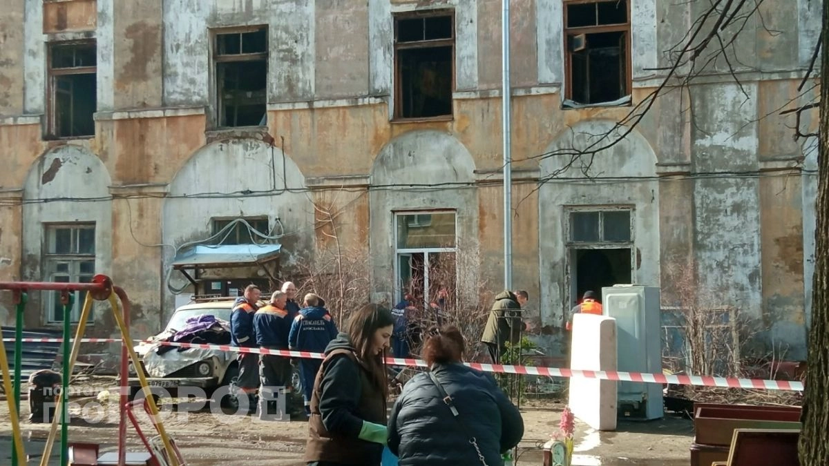 В Ярославле погорелицу с улицы Стачек не пускают в пункт временного размещения с собаками: "Её лишили последней опоры"