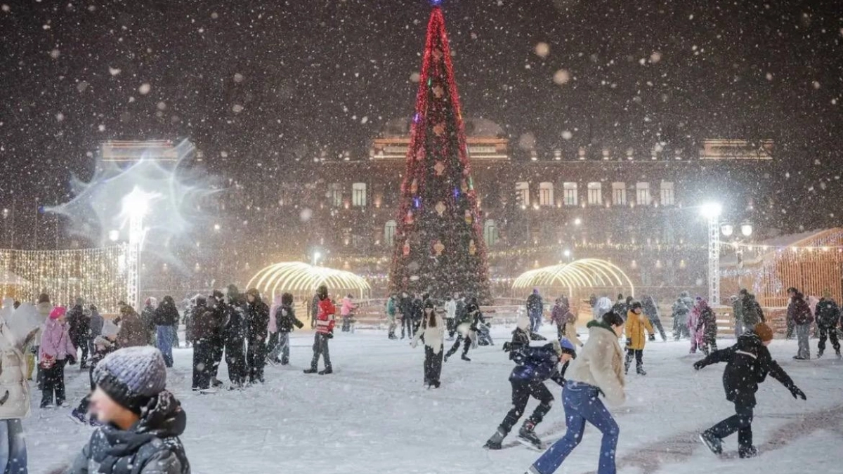 В Рыбинске до сих пор стоит новогодняя елка: почему ее не убирают
