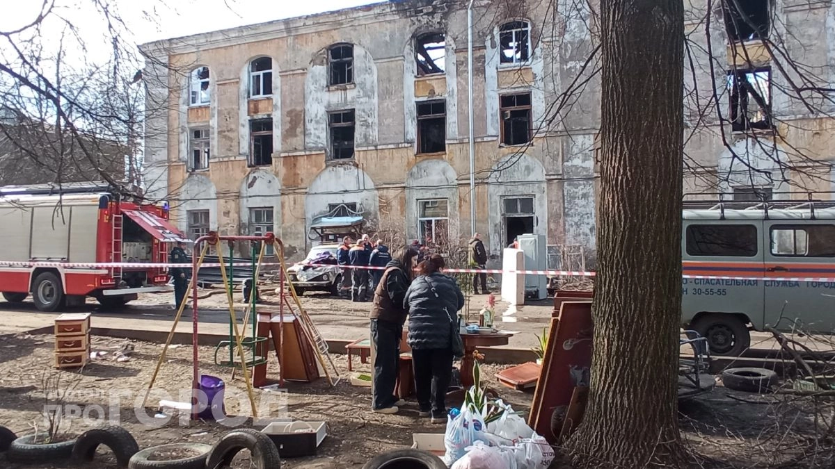 Сгоревший дом на Стачек держат под круглосуточной охраной