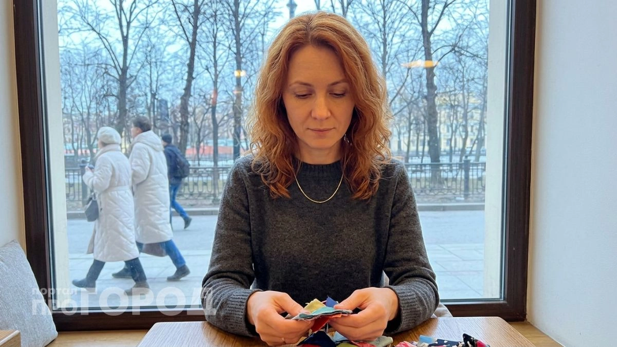 Медленное шитье превращает мелкие обрезки ткани в фактурное полотно без схем и выкроек