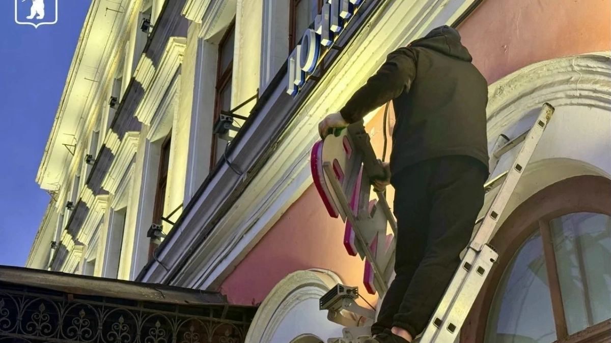 Бизнесу придётся переоформить витрины и аккаунты: в мэрии напомнили о правилах русского языка