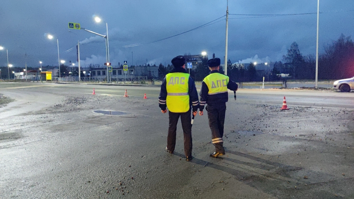 Пешеход стоит на тротуаре — надо ли останавливаться: ГАИ и Верховный Суд разошлись во мнениях