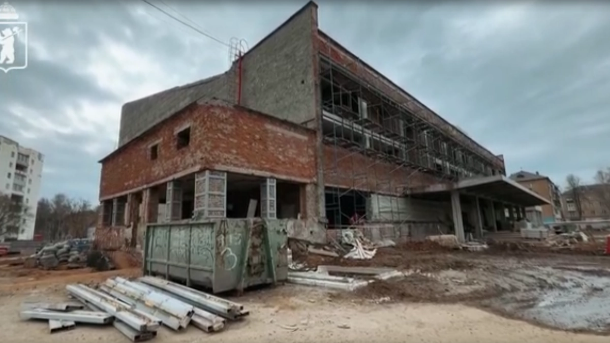 В Ярославле продолжают перестраивать бассейн «Лазурный»: мэр Молчанов проверил, что уже сделали