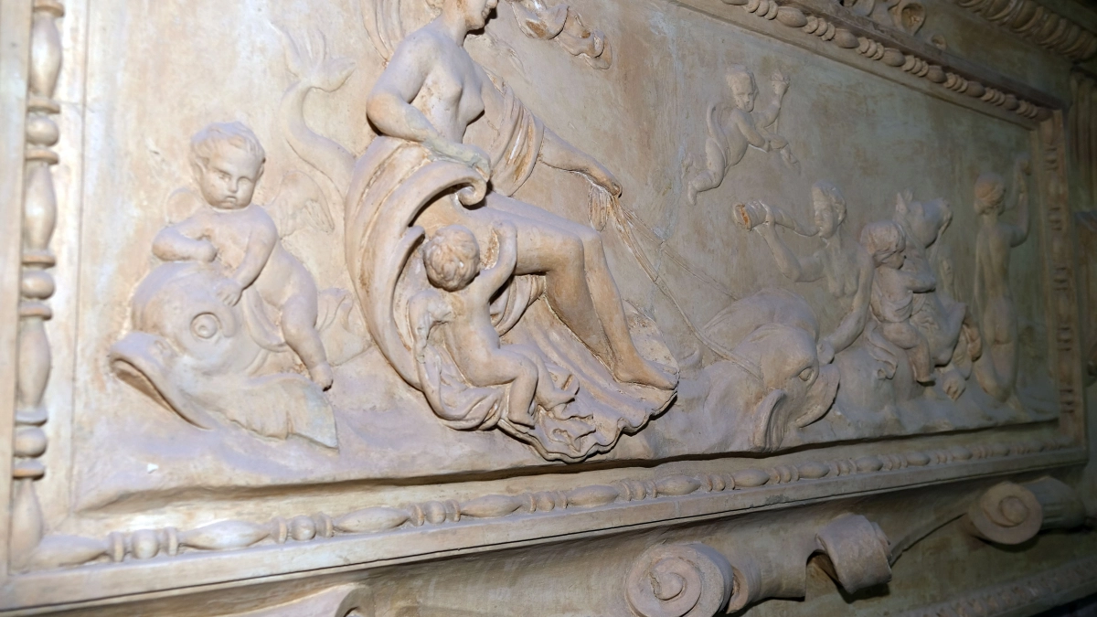 Под потолком Дома Радио нашли барельеф — портрет архитекторов здания