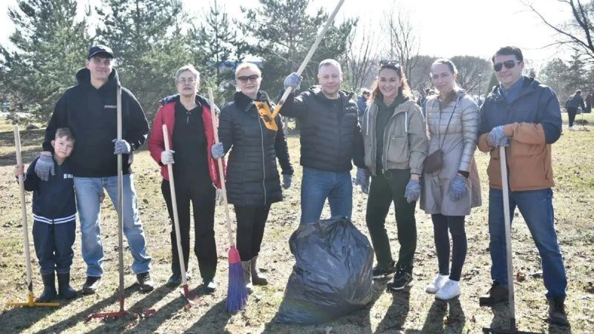Губернатор Евраев убрал парк 1000-летия Ярославля на общерегиональном субботнике