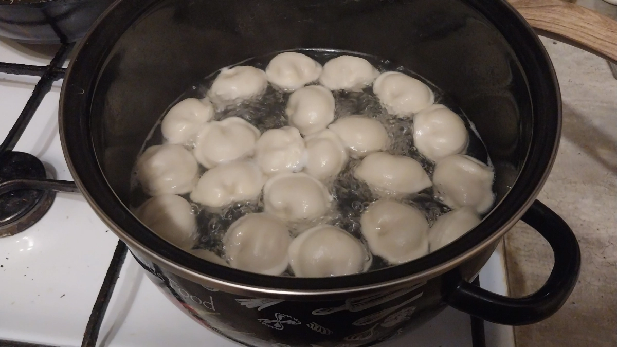 Американка в шоке от русской кухни: зачем лить холодную воду в кипящие пельмени — секрет, который изменит вашу жизнь