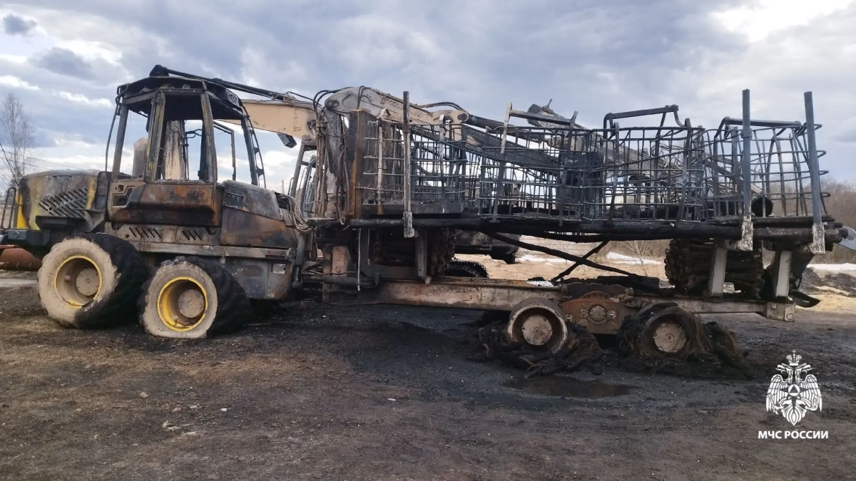 В Ярославской области подожгли экскаватор 