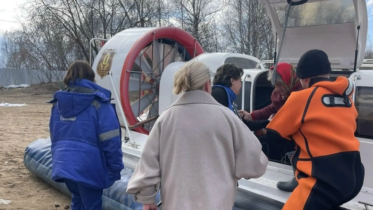 С Юршинского острова под Рыбинском эвакуировали пенсионерку