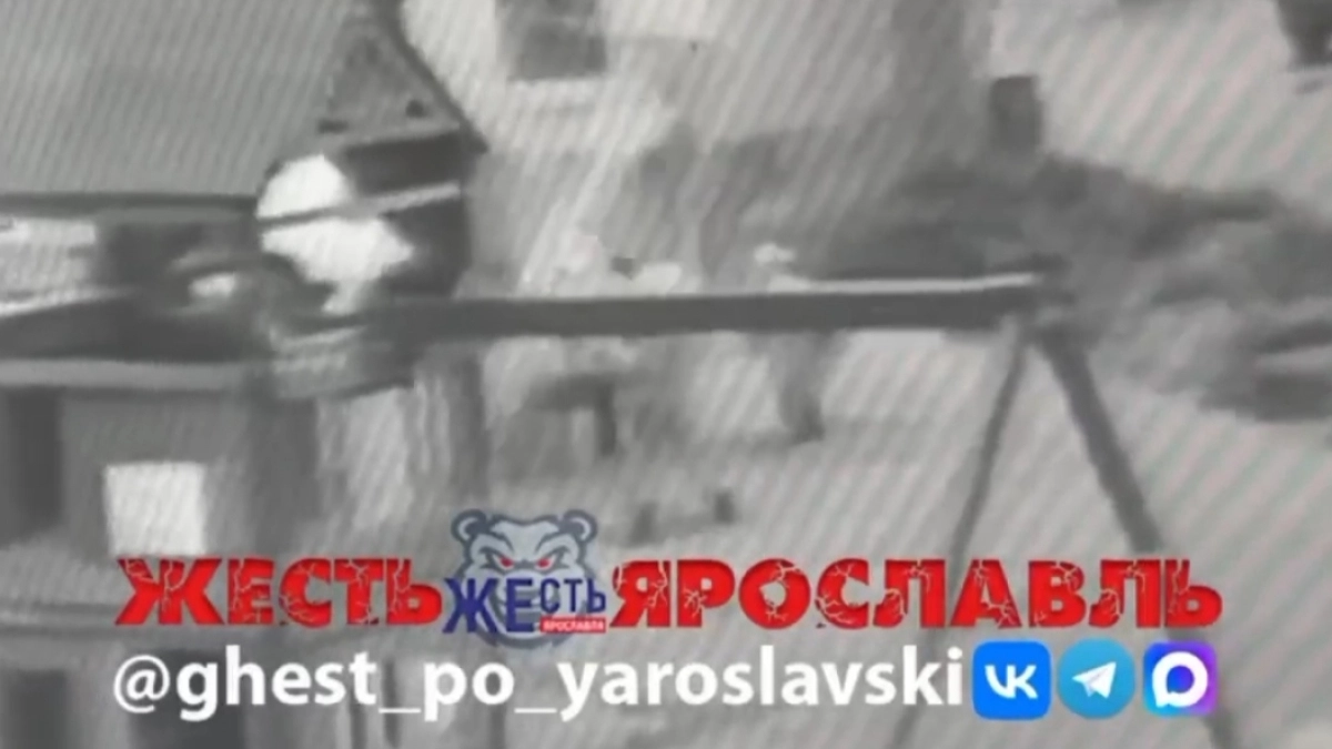 В Ярославле в одном из дворов качель упала на ребенка