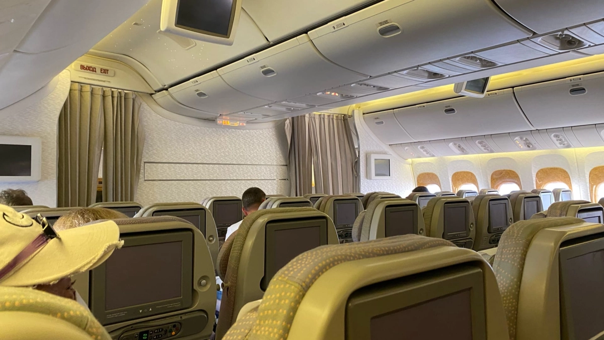 Не уступил место — стал изгоем: пассажир купил место у окна, но это вызвало скандал — что произошло в самолете