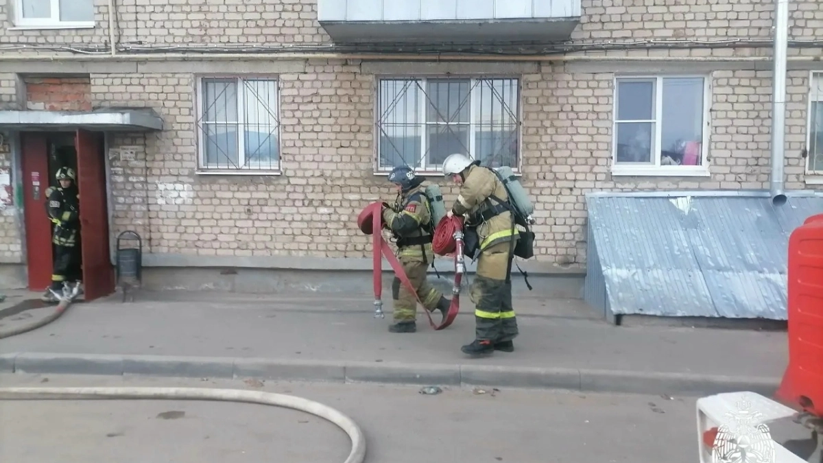 Пожар в пятиэтажке в Рыбинске: пожарные спасли двух человек и эвакуировали пять жильцов