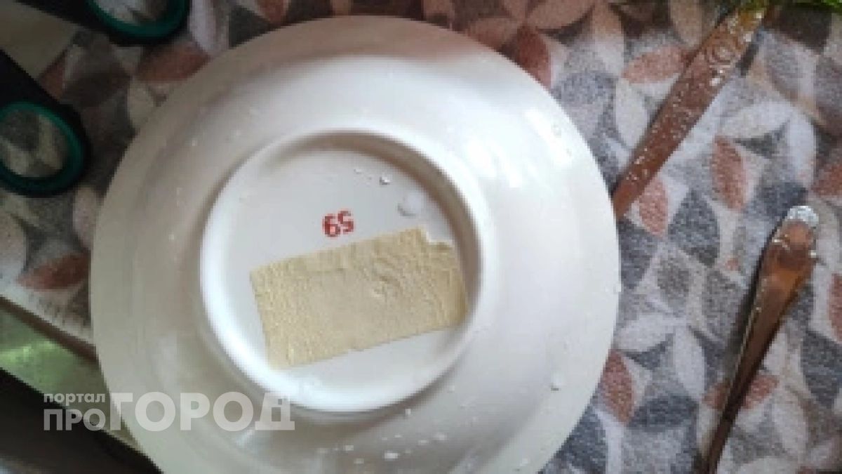 Простой способ убрать липкий след от наклейки с посуды за пару минут