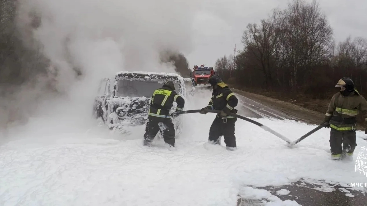"Буханка" вспыхнула на ходу на шоссе в Угличе и сгорела за считаные минуты