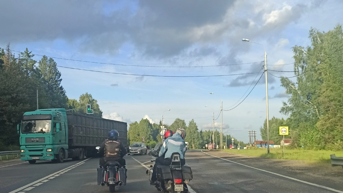 Почему грузовики едут по трассе «на цыпочках»: хитрый трюк водителей с поднятой осью - и логика в этом есть