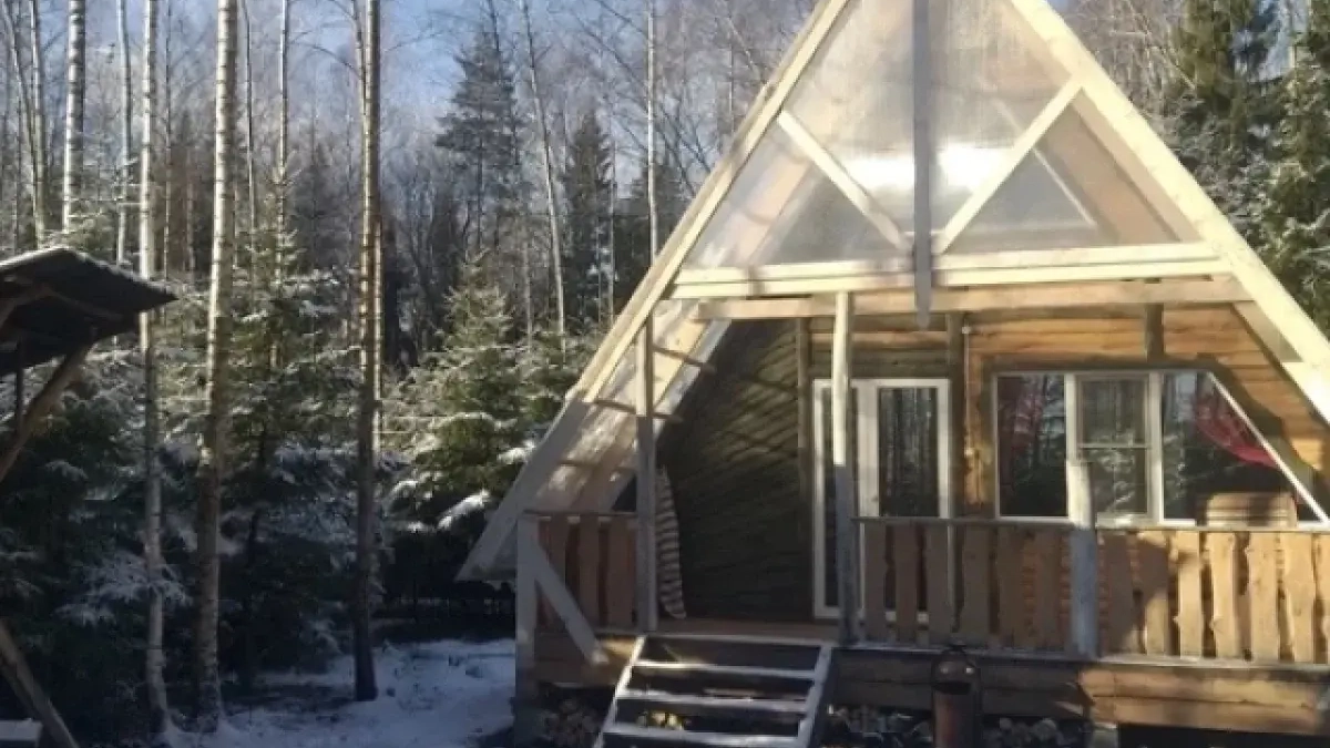 Работающий глэмпинг с прудом и четырьмя домиками продают под Ярославлем