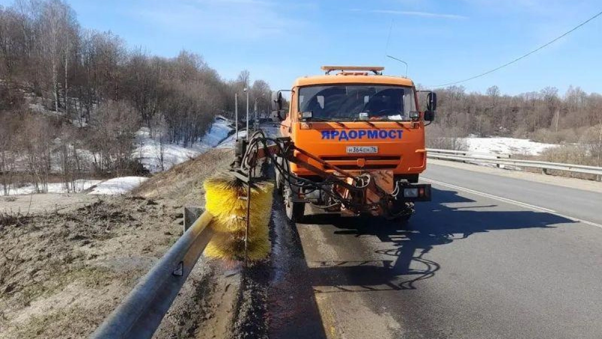 В Ярославской области стартовало летнее содержание региональных дорог