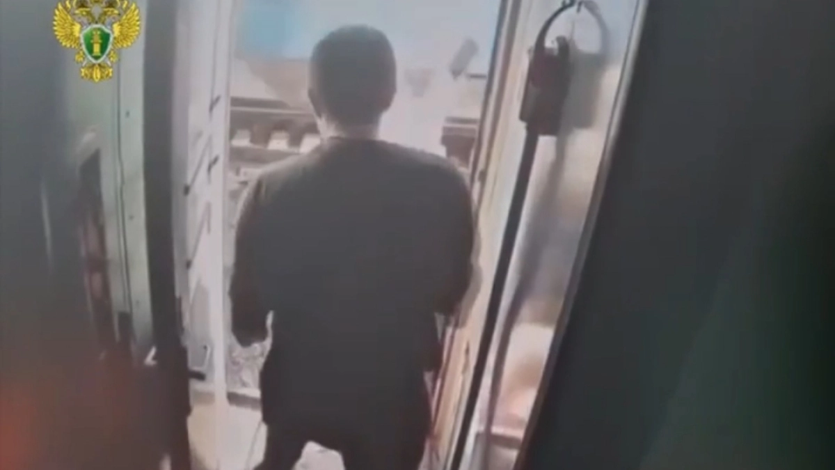 За отказ выпустить покурить мужчина выкинул проводницу на рельсы