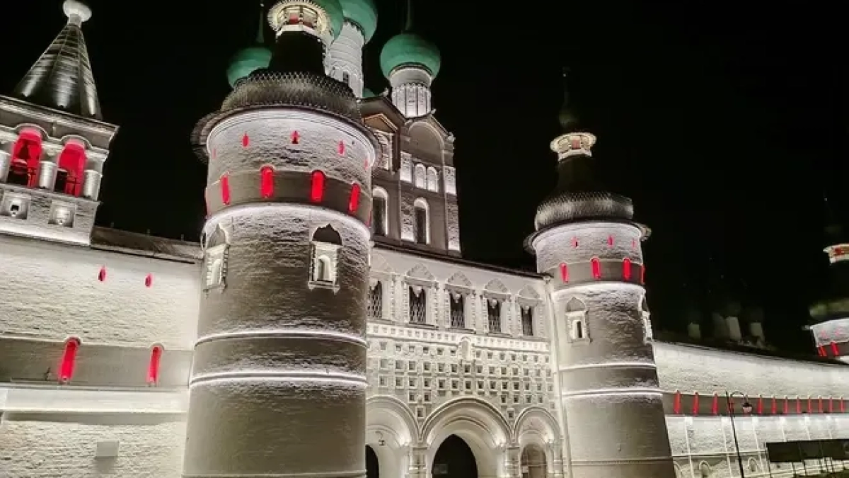 Красный свет над резиденцией митрополита: кремль в Ростове Великом тестирует подсветку