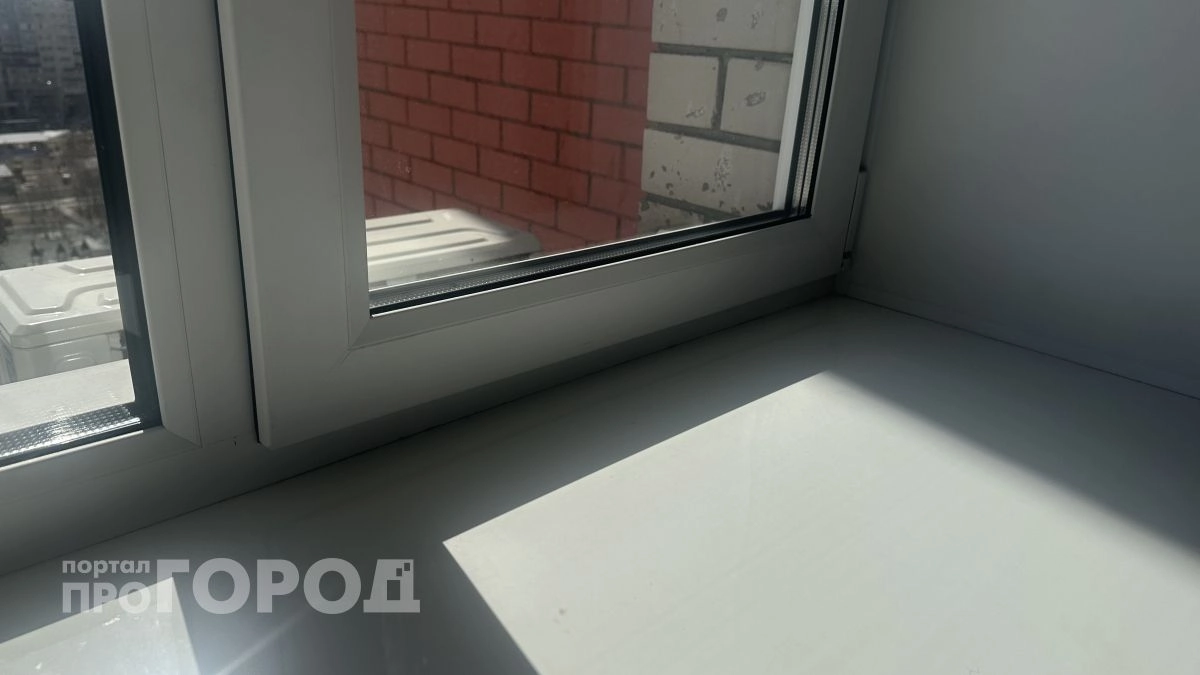 Стала класть на подоконник, и окна не потеют три недели: такое есть в каждом доме