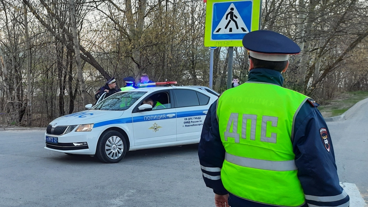 Инспектор остановил и не подходит: хитрый трюк, на который ведутся 90% водителей — как не нарваться на штраф и когда можно уехать