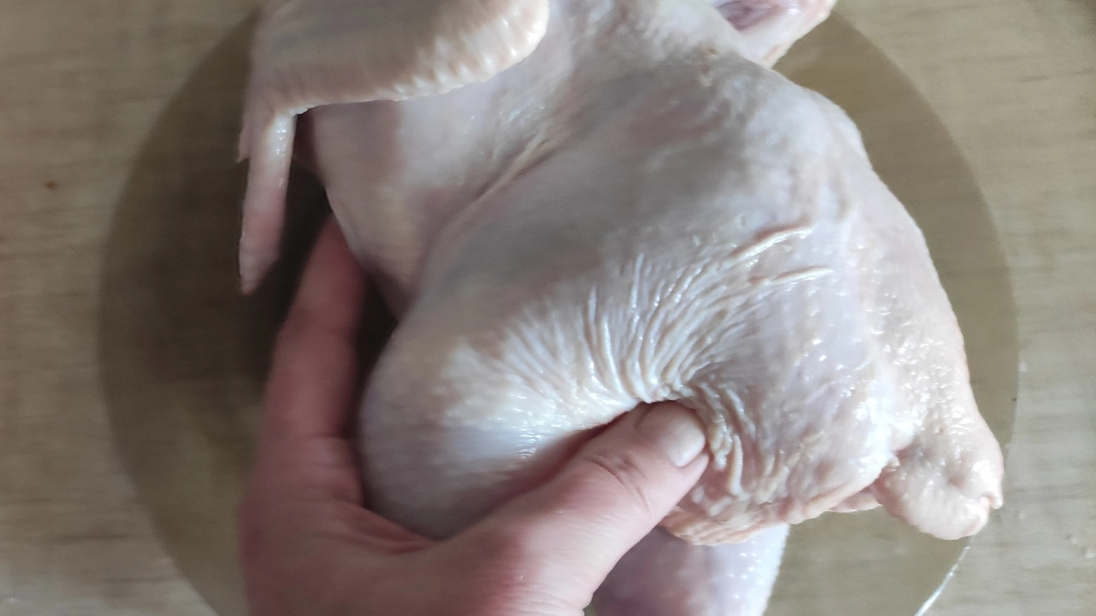 Никогда не ешьте эту часть курицы: названо самое вредное мясо курятины - а мы из него супы варим