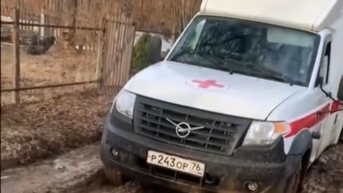 Власти осмотрели дорогу под Рыбинском, где застряла скорая помощь