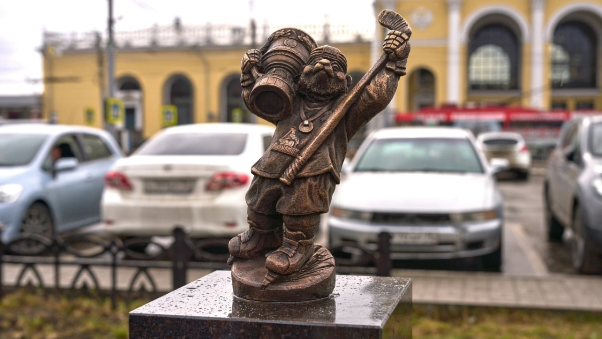 Медведик‑чемпион в форме "Локомотива" появился на Привокзальной площади, жители просят благоустроить территорию