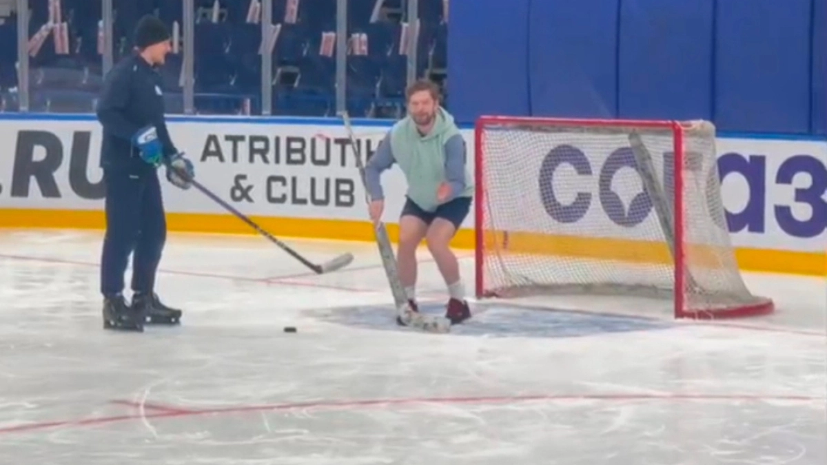 Евгений Кузнецов встал в ворота на "Арене-2000" в Ярославле