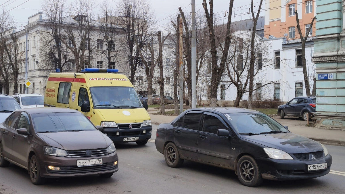 Надо ли пропускать машину скорой помощи, если стоишь перед перекрестком на светофоре: эксперты дали четкий ответ - как не попасть на штраф