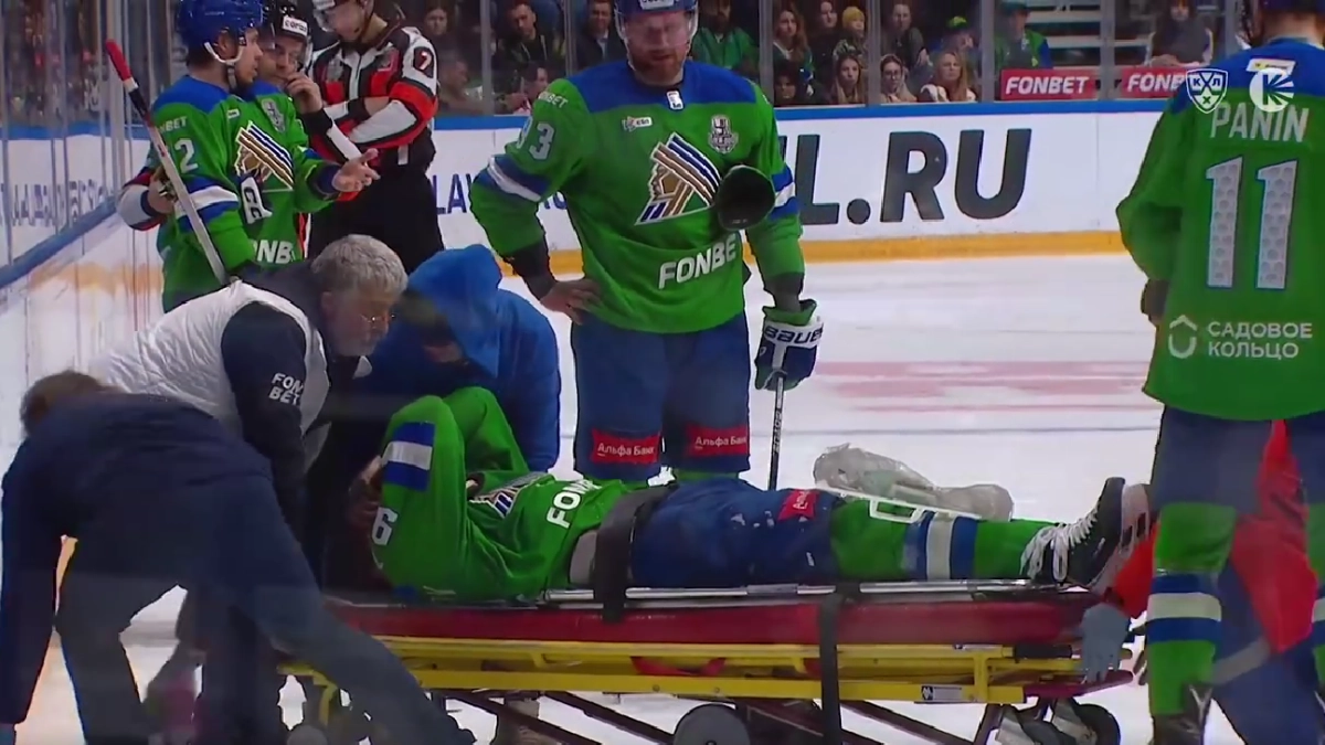 Евгения Кузнецова унесли на носилках в матче «Локомотивом»