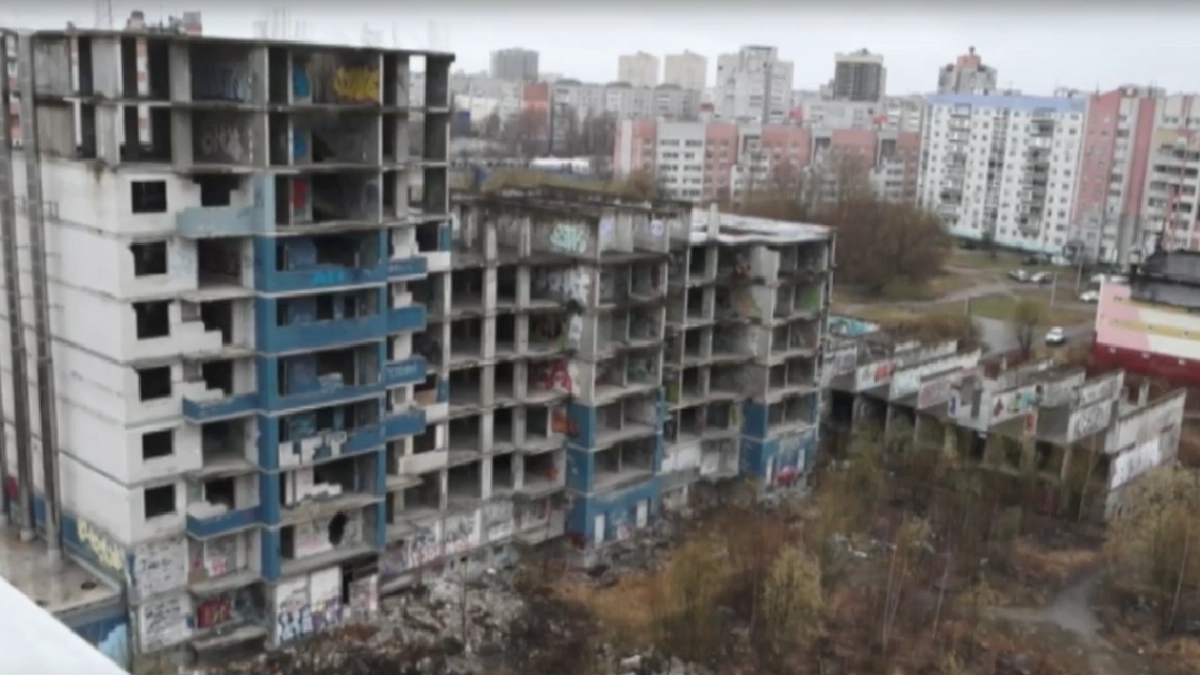 Недострой на Сосновой могут достроить, а судьба дома на Батова пока неизвестна