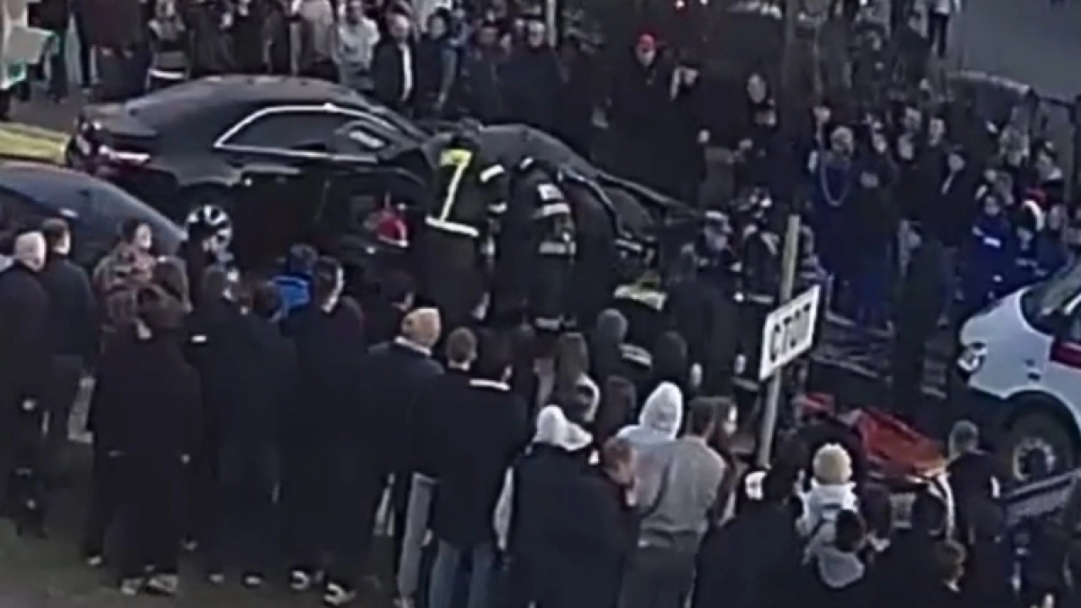 Толпа очевидцев собралась на перекрестке в Тутаеве, где в аварии столкнулись «десятка» и «Тойота Камри»