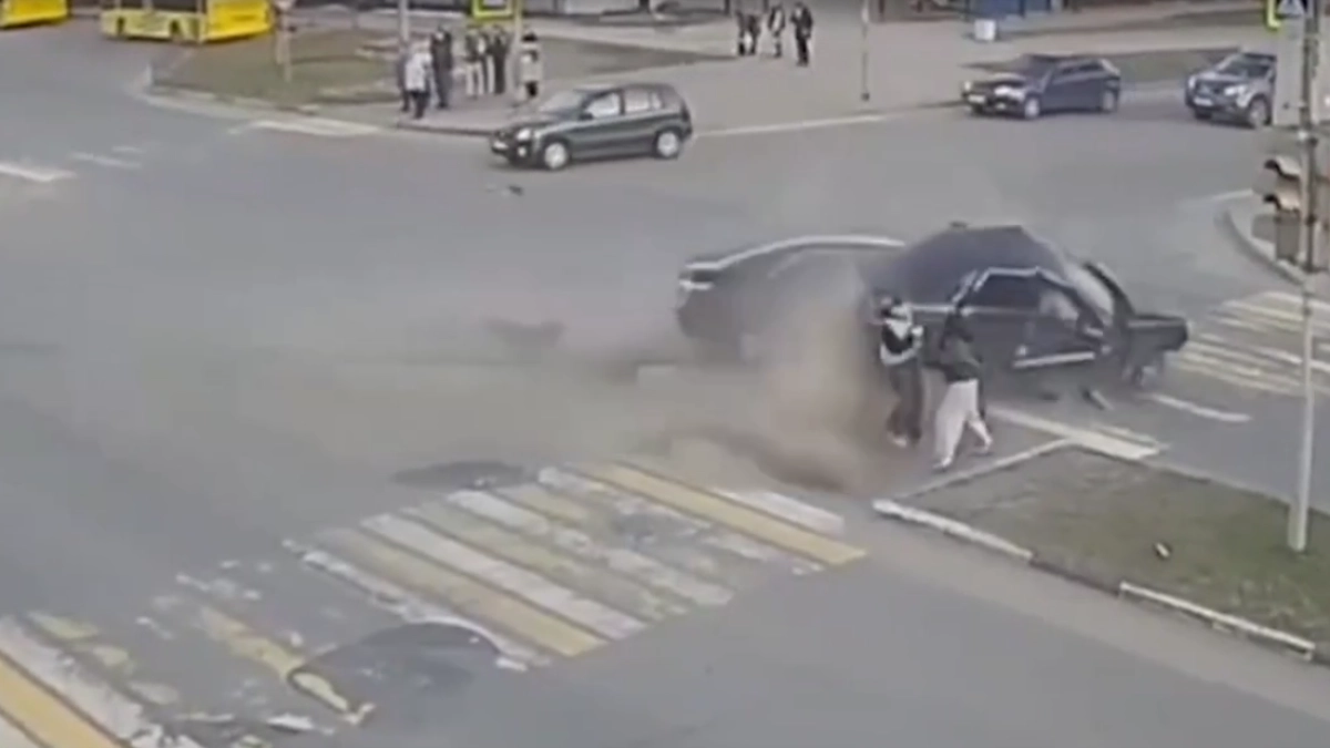 Машины пролетели в сантиметрах от двух девушек: авария в Тутаеве попала на видео 