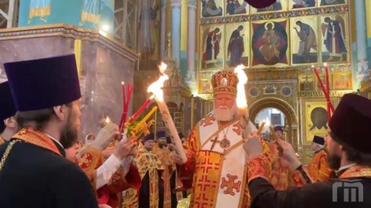 Благодатный огонь из Иерусалима встретили в Успенском соборе Ярославля